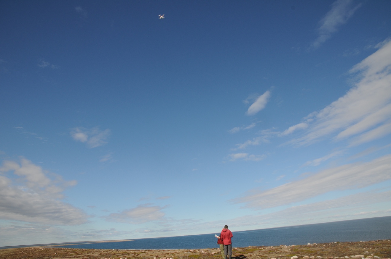 Prof Denis Gadbois and Darren Keith avec le drone de photographie en aire